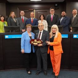 Entregan las llaves de la ciudad de Laredo a Sylvia Guerra Ríos por compromiso con la educación