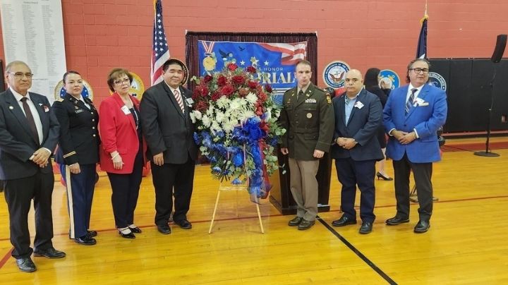 Realizan ceremonia en la secundaria Memorial en Laredo para recordar a los héroes de guerra