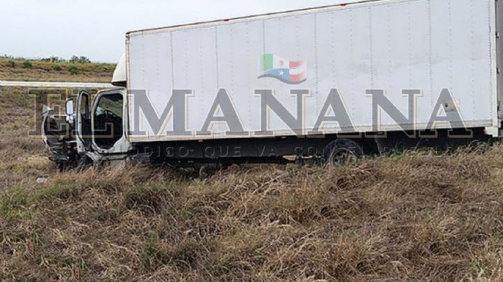 Chofer de camión se salva de morir tras percance en la Carretera Monterrey- Nuevo Laredo
