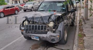 Joven conductora sufre susto en Madero y Leandro Valle; se estrella contra semáforo