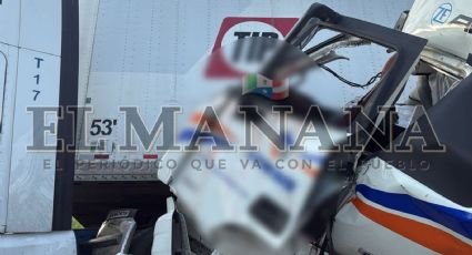 Sangriento choque entre tráileres en la Carretera Nacional; chofer termina prensado