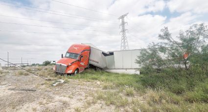 Chofer se salva de morir tras aparatoso accidente en Nuevo Laredo; su tráiler quedó destrozado