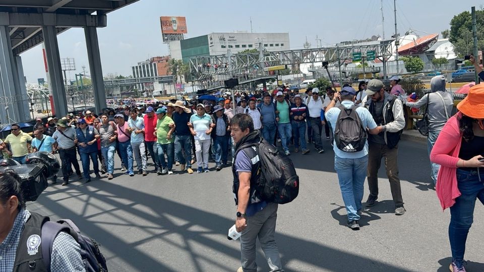Maestro protestan en el AICM