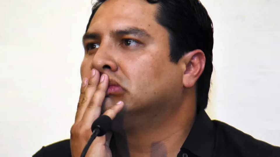 Julión Álvarez, desconcertado por la cancelación de su visado.