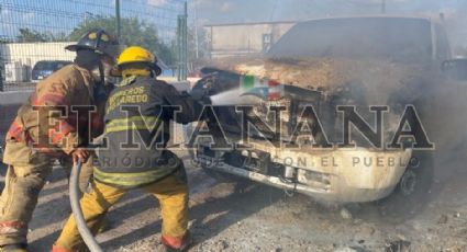 Camioneta arde en llamas en la colonia Palacios en Nuevo Laredo