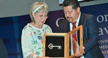 Reconocen en Comitán, Chiapas, la trayectoria de Ninfa Deándar Martínez, con llaves de la ciudad