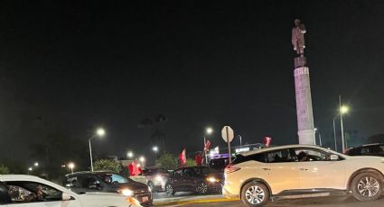 Seguidores del Toluca en Nuevo Laredo arman su 'infiernito' en el monumento a Benito Juárez
