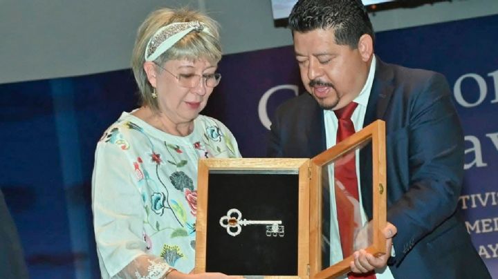 Reconocen en Comitán, Chiapas, la trayectoria de Ninfa Deándar Martínez, con llaves de la ciudad