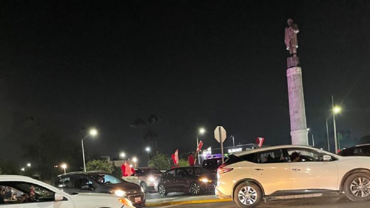 Seguidores del Toluca en Nuevo Laredo arman su 'infiernito' en el monumento a Benito Juárez