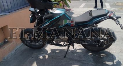Casco le salva la vida a motociclista; Nissan se lo lleva de encuentro en Madero y Leandro Valle