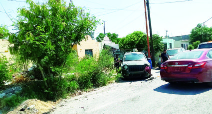 Se le acaba 'la fiesta' a borracho al chocar con 2 vehículos en Villas de Oradel; quedó bien endeudado