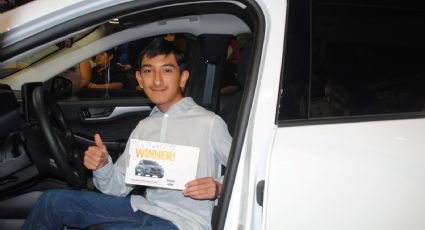 'Estoy muy contento': alumno gana camioneta 2025 por no faltar a clases; fue premiado entre 16 finalistas