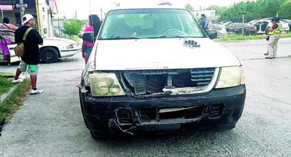 Jovencita imprudente se 'vuela' el alto y causa encontronazo en la colonia Bertha del Avellano