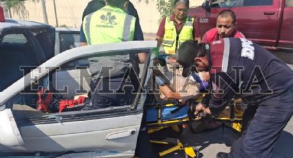 Remolque se desprende de camioneta y se estrella contra auto de abuelito en la Buenavista