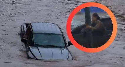 Tormenta en León deja a mujer atrapada en su auto; se aferró a poste para no ser arrastrada | VIDEO