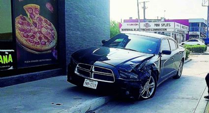 Doña María Victoria se pasa el rojo y 'le da en la torre' a un Charger en el Bulevar Carlos Canseco