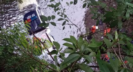 Policías vuelcan en su patrulla y mueren ahogados; atendían una emergencia