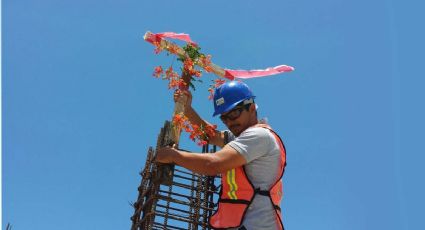 Una cruz en las obras de construcción; razón por la que los albañiles las colocan