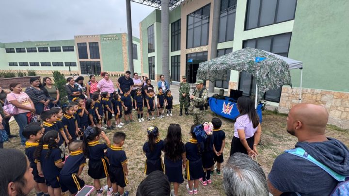 Nuevo Laredo: alumnos de Jardín de Niños conviven con elementos del Ejército Mexicano