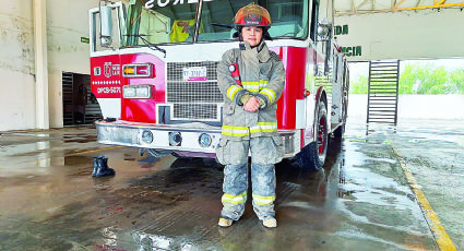 Arriesga su vida con gran valentía; es la única mujer en el cuerpo de bomberos