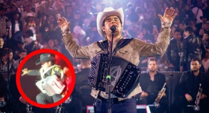 Alfredito Olivas sufre caída en pleno concierto; así fue captado el momento | VIDEO