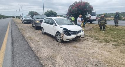 Auto fantasma descontrola a conductor de un Versa que termina estampado en un arbusto en el Colosio