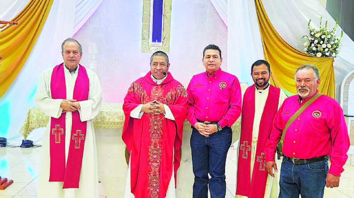 Van decenas a iglesia para bendecir cruces