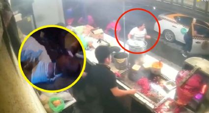 MOMENTO EXACTO en el que taxi se estrella contra taquería; una mujer murió atropellada