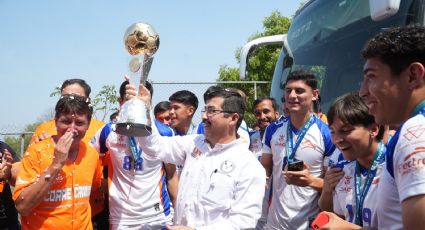Recibe rector a los Correcaminos campeones de la Liga Premier