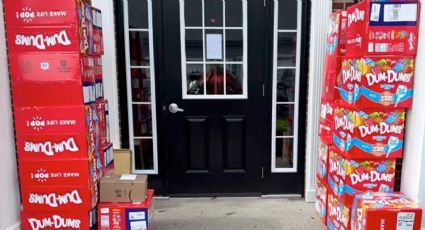 Llega a su casa y encuentra 70 mil paletas de dulce en la puerta; su hijo de 8 años, el sospechoso