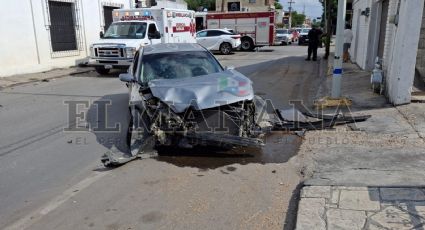 No respeta la señal de alto y termina impactándose contra camioneta de lujo en la Colonia Juárez