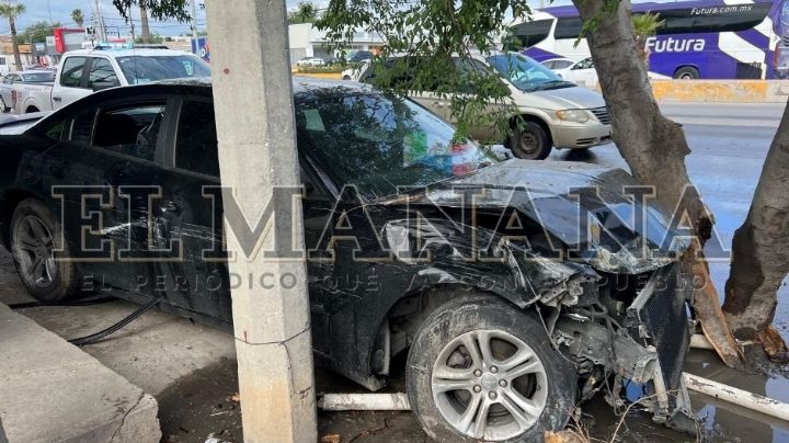 Conductor se estrella brutalmente contra árbol en la colonia Infonavit; sobrevivió de milagro