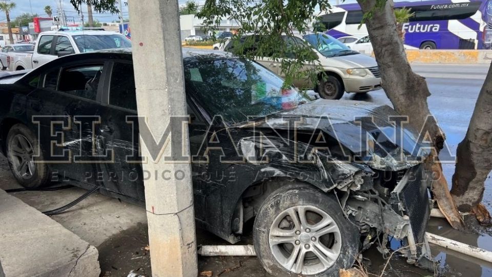 El choque destruyó gran parte del auto.