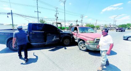 Abuelito da vuelta y se 'ensarta' con camioneta frente a Soriana en Nuevo Laredo; quedó endeudado