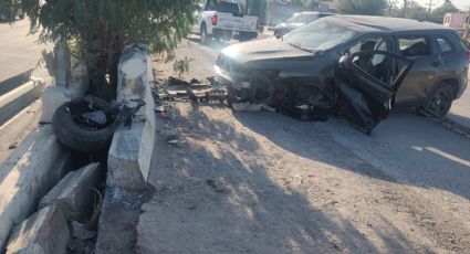 Conductor fantasma estrella su camioneta contra muro y barandal de puente en la Benito Juárez