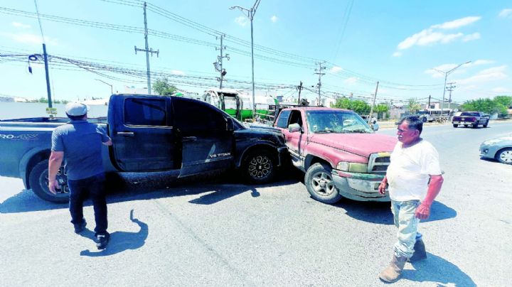 Abuelito da vuelta y se 'ensarta' con camioneta frente a Soriana en Nuevo Laredo; quedó endeudado