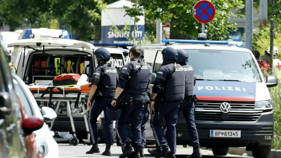 El chico, de 22 años, atacó a presuntos excompañeros con un arma legalmente registrada