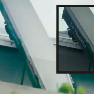 Accidente en carretera: camión de carga queda colgado de un puente | VIDEO