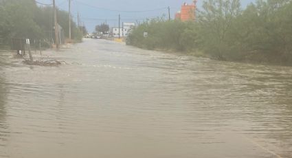Auto queda atrapado en Laredo; tormentas inundan calles de la ciudad