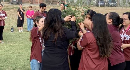 Plantan un roble en honor de Emiliano y Eduardo, los pequeños fallecidos en Santiago, Nuevo León