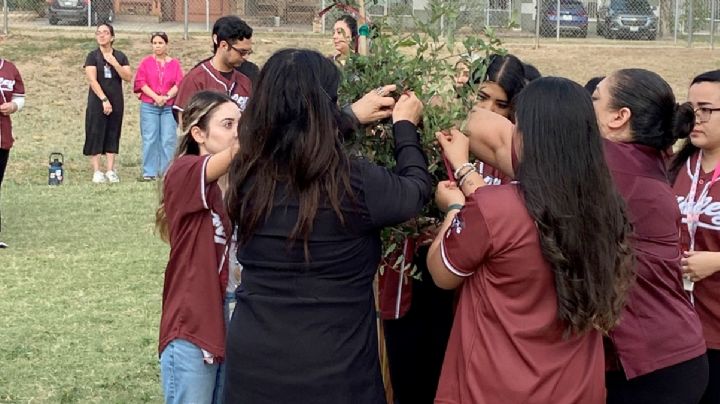 Plantan un roble en honor de Emiliano y Eduardo, los pequeños fallecidos en Santiago, Nuevo León