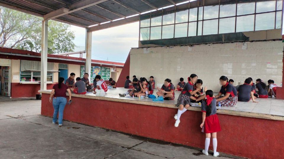 Los alumnos salieron al patio debido a la falta de electricidad.