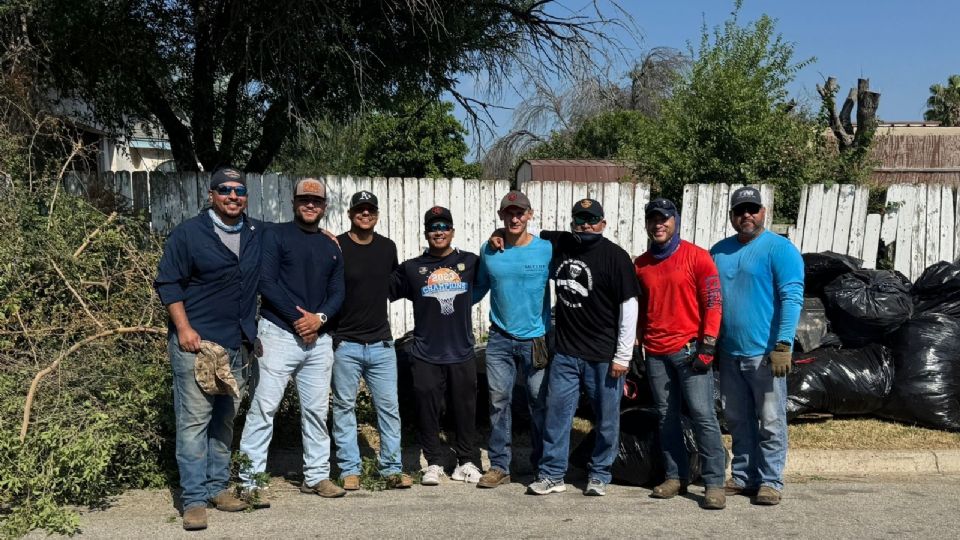 Se quitan los uniformes y Policías de Laredo realizan tareas domésticas