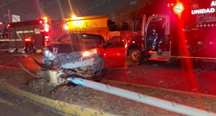 Nuevo Laredo: jovencita choca en su Aveo y tumba poste de la avenida Reforma