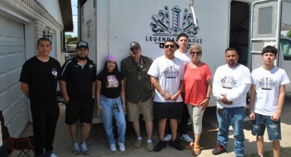 Regalan cortes de cabello a papás en Laredo en su día