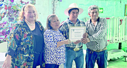Familia de Nuevo Laredo viaja en camión y nunca llega tarde; CERAC le da premio