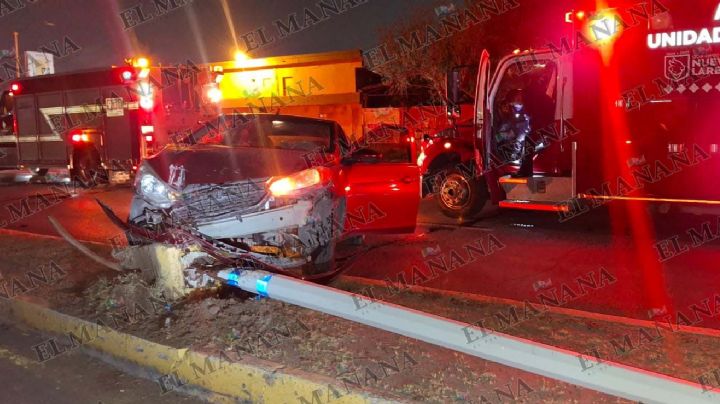 Nuevo Laredo: jovencita choca en su Aveo y tumba poste de la avenida Reforma