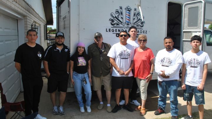 Regalan cortes de cabello a papás en Laredo en su día