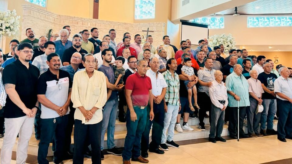 En distintos lugares de Nuevo Laredo, los padres recibieron felicitaciones y mucho amor.