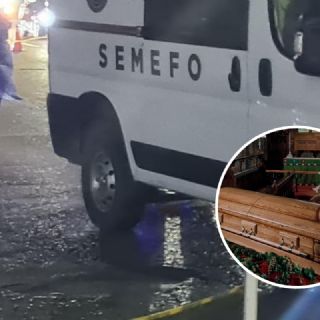 Mujer recibe el cuerpo de su hijo en un ataúd afuera de su casa; le dieron este terrible mensaje